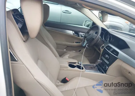 2013 Mercedes-Benz C 250 из США, поврежденный, VIN WDDGJ4HB5DG040733